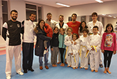 Treino de Taekwondo solid�rio